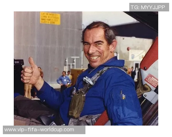 美国足球女孩的梦想与奋斗:她们如何在绿茵场上书写自己的传奇故事 美国足球女孩的梦想与奋斗:她们如何在绿茵场上书写自己的传奇故事